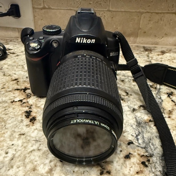Nikon D5000 Digital Camera w/ case battery & charger + bonus lens.